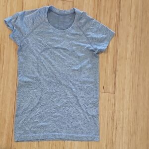 Gray Lululemon Short Sleeve Active Wear T-Shirt